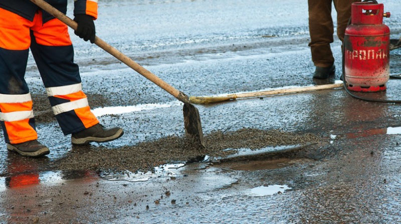 В Оренбурге продолжают ремонтировать дороги
